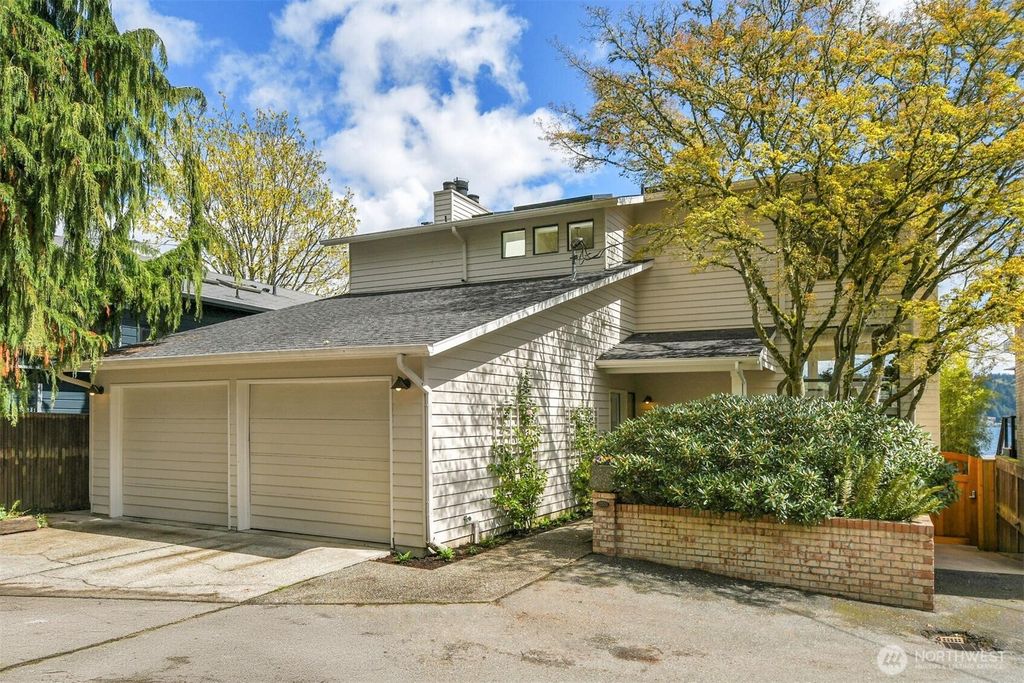 Photo of 12570 Riviera Place NE, Seattle, WA 98125 (MLS # 2507761)