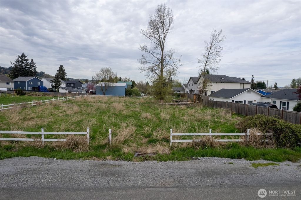 Photo of 324 5th Avenue NW, Algona, WA 98001 (MLS # 2365567)