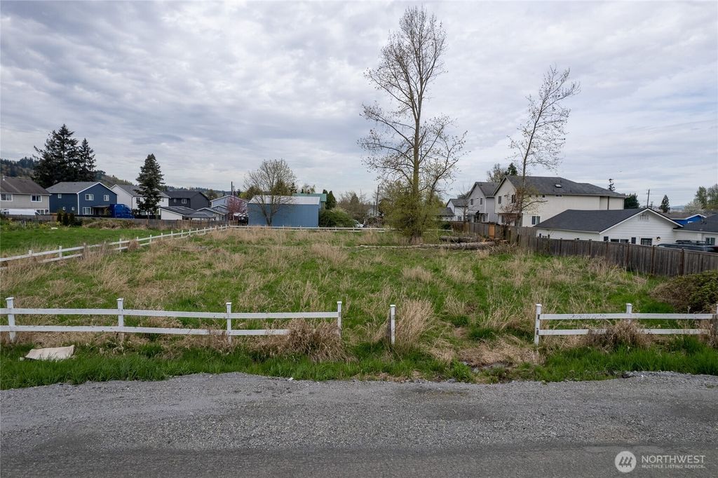 Photo of 324 5th Avenue NW, Algona, WA 98001 (MLS # 2365567)