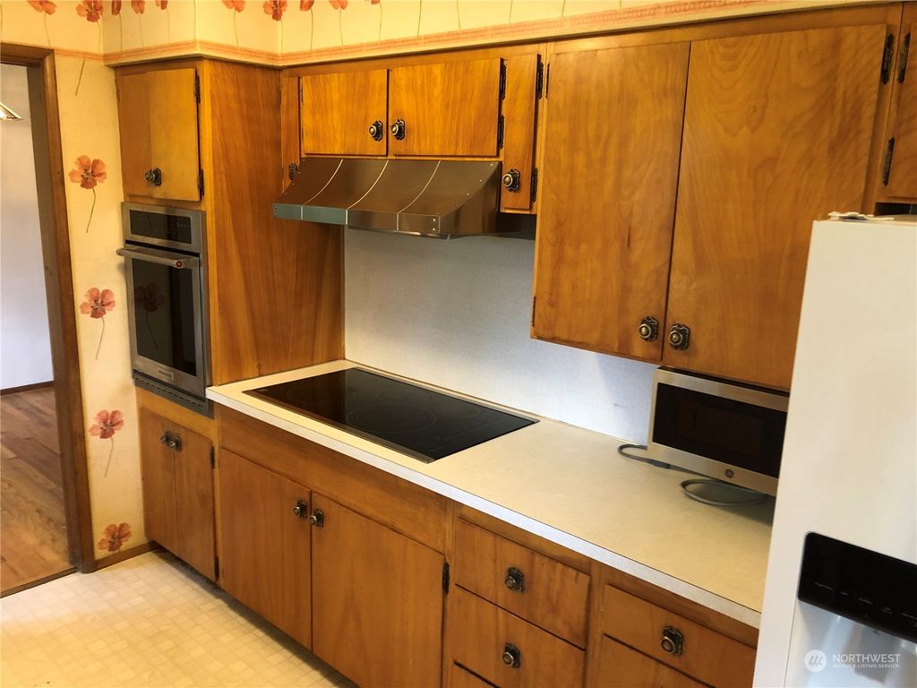 Photo of 9020 30th Avenue NE, Seattle, WA 98115 (MLS # 2040998)