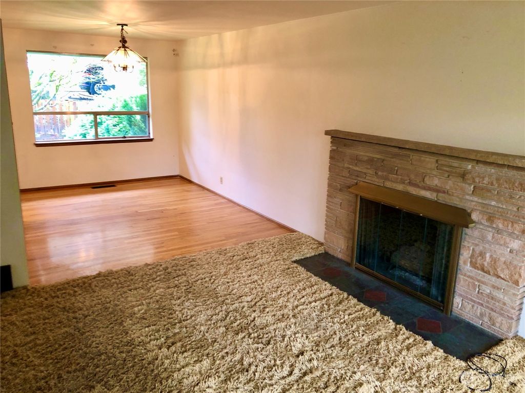 Photo of 9020 30th Avenue NE, Seattle, WA 98115 (MLS # 2040998)