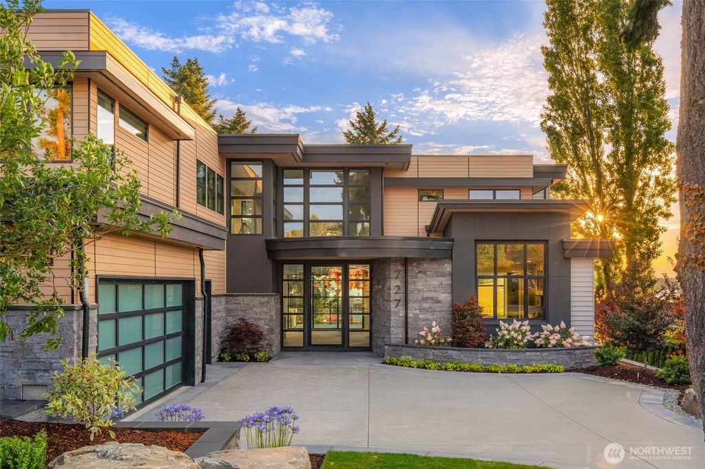 Photo of 727 2nd Street S, Kirkland, WA 98033 (MLS # 2427980)