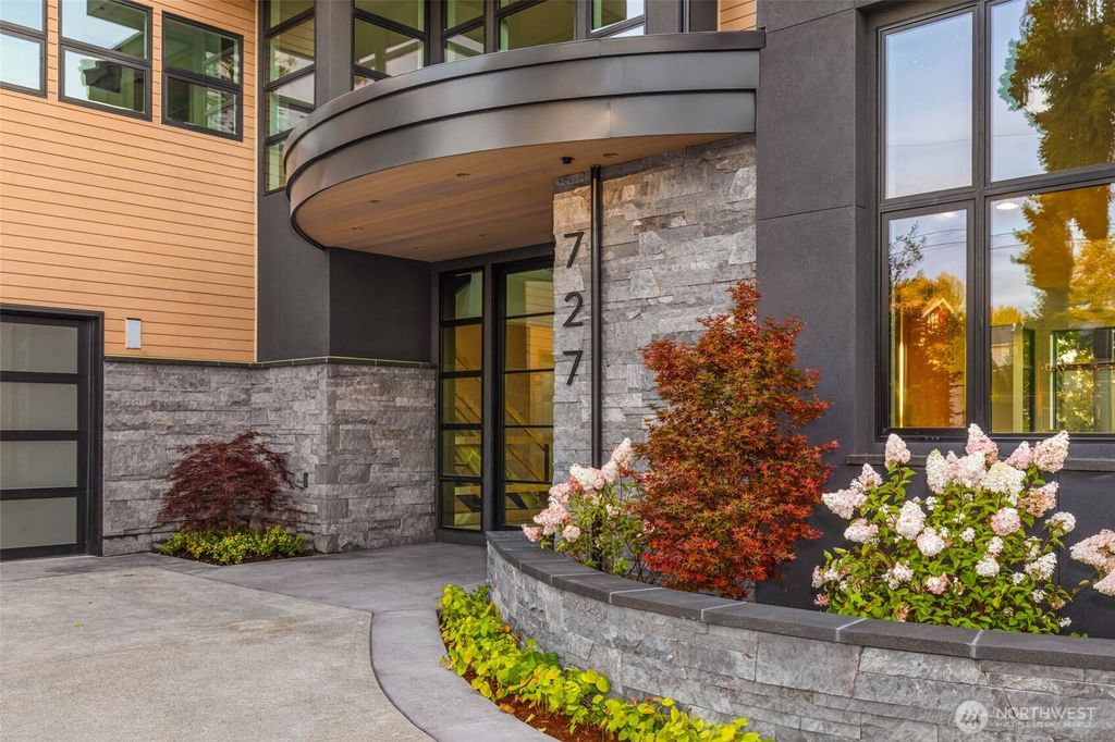 Photo of 727 2nd Street S, Kirkland, WA 98033 (MLS # 2427980)
