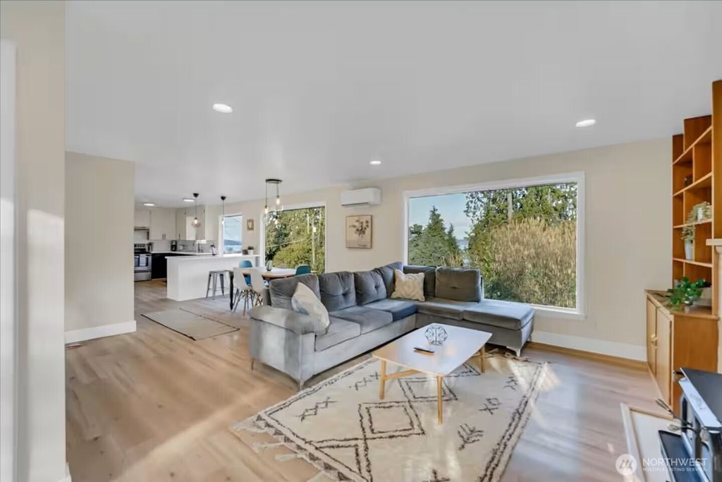 Photo of 7528 S Lakeridge Dr Dr, Seattle, WA 98178 (MLS # 2434563)