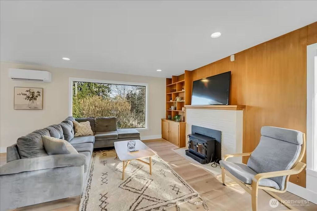 Photo of 7528 S Lakeridge Dr Dr, Seattle, WA 98178 (MLS # 2434563)