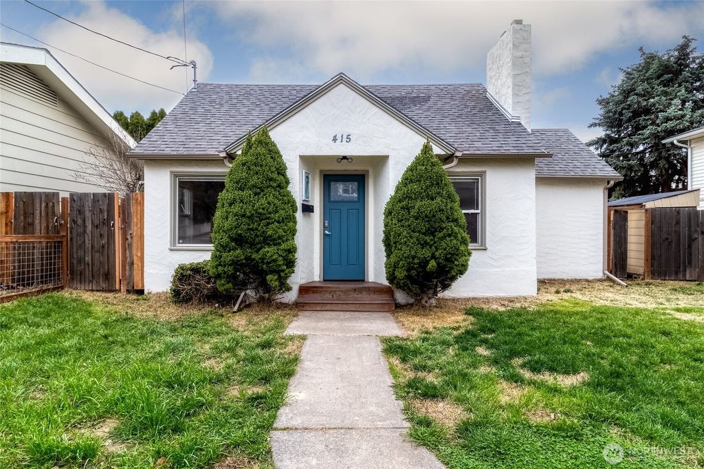 Photo of 415 SE 5th Street, College Place, WA 99324 (MLS # 2495848)