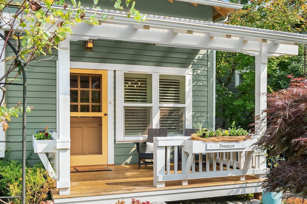 Photo of 13324 NE 111th Court, Redmond, WA 98052 (MLS # 2162716)