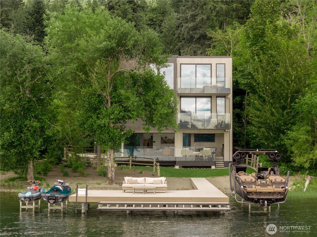 Photo of 3101 E Lake Sammamish Parkway NE, Sammamish, WA 98074 (MLS # 2584248)