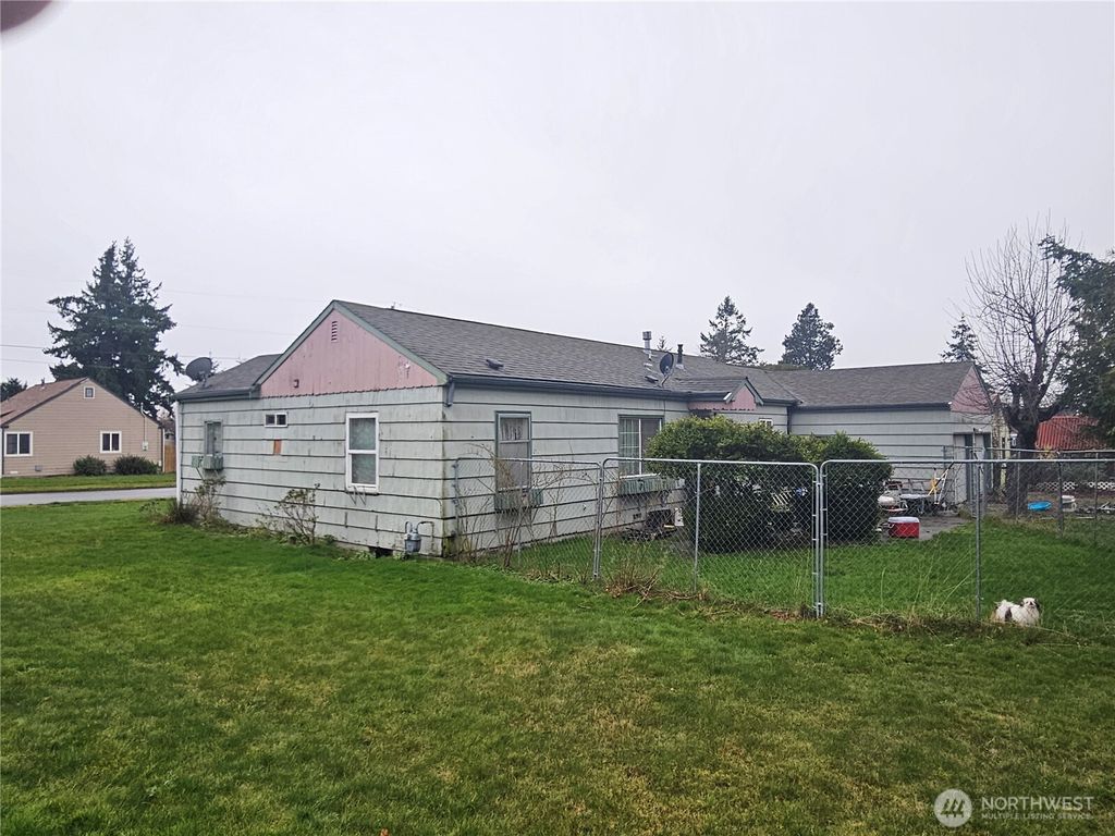 Photo of 1535 Broad Street, Mount Vernon, WA 98274 (MLS # 2466048)