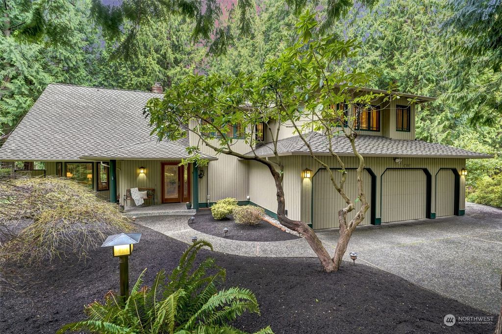 Photo of 21021 NE 32nd Place, Sammamish, WA 98074 (MLS # 2041923)