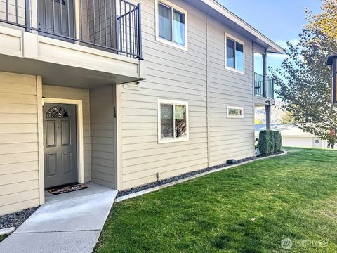 Photo of 520 11th Street NE #14, East Wenatchee, WA 98802 (MLS # 2500632)
