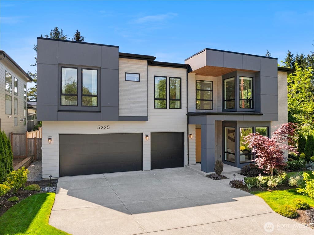 Photo of 5225 114th Ave NE AVE, Kirkland, WA 98033 (MLS # 2548689)