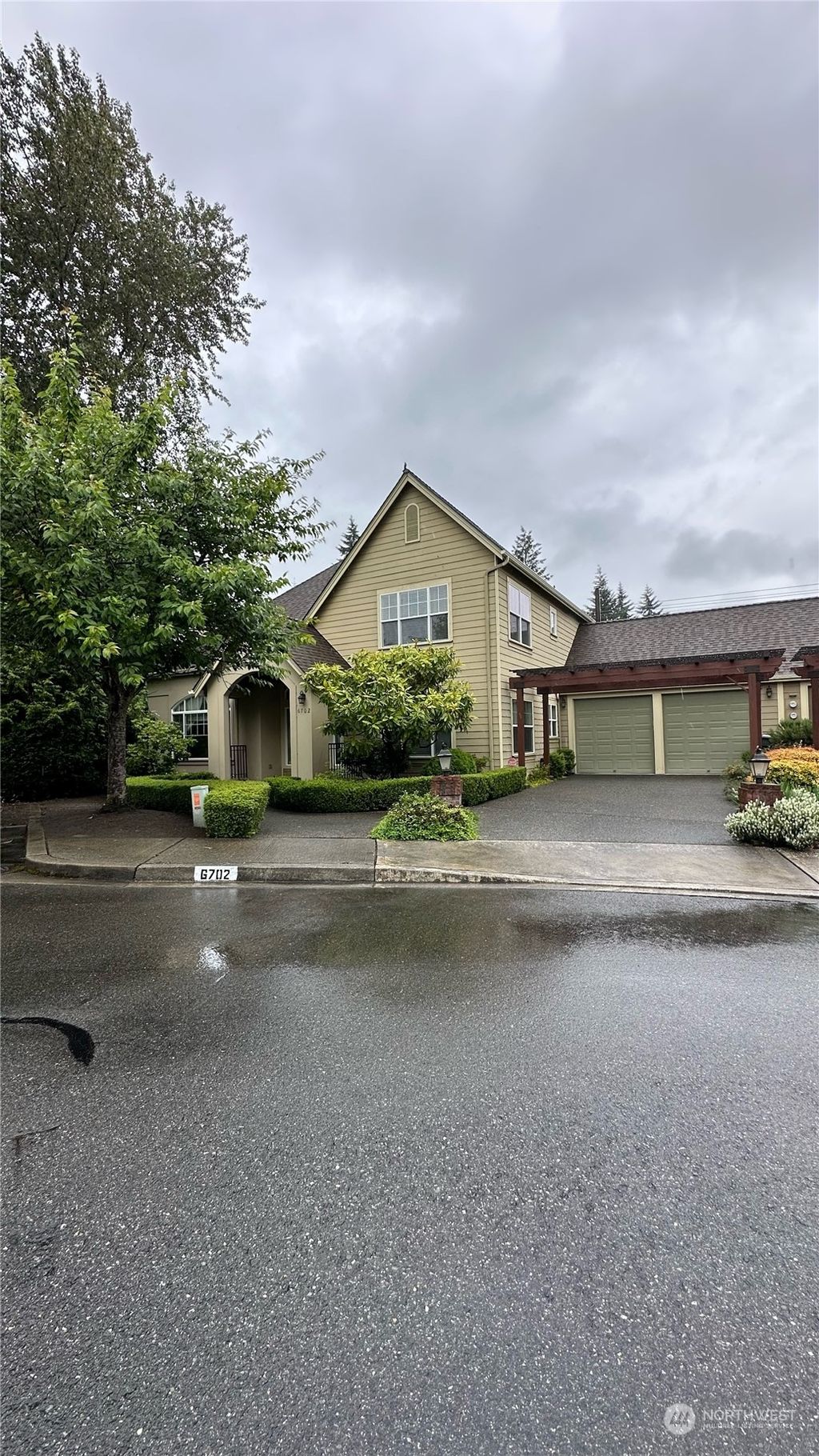 Photo of 6702 127th Place SE, Bellevue, WA 98006 (MLS # 2130076)