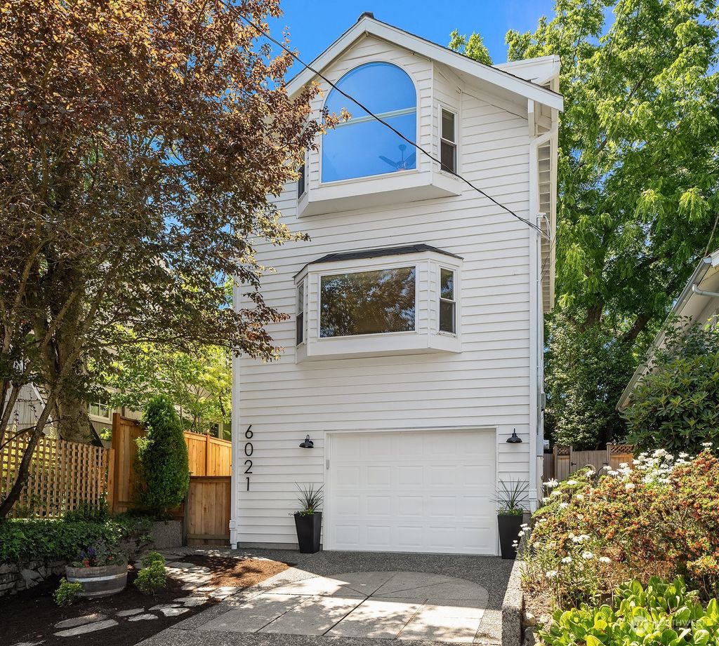 Photo of 6021 35th Avenue NE, Seattle, WA 98115 (MLS # 2263664)