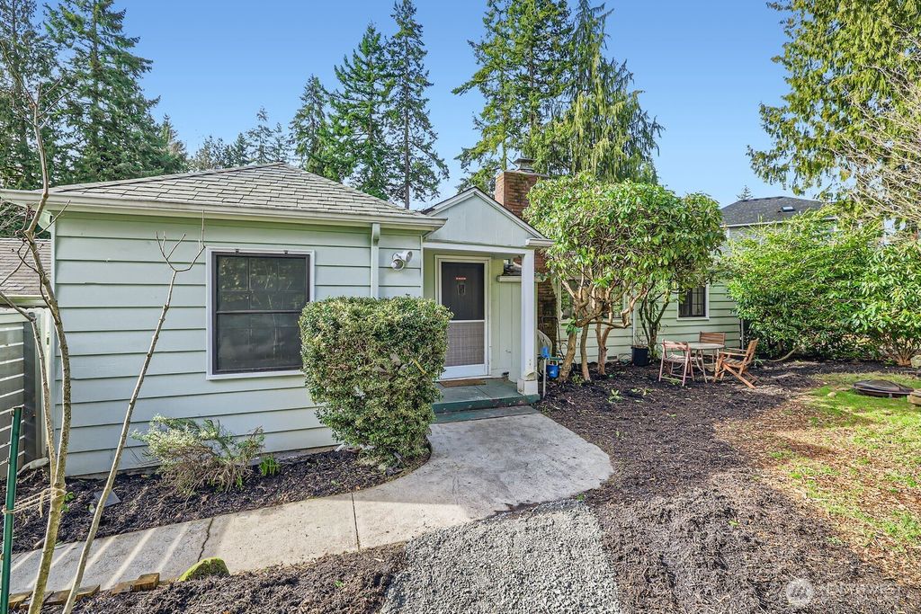 Photo of 11225 Goodwin Way NE, Seattle, WA 98125 (MLS # 2338002)