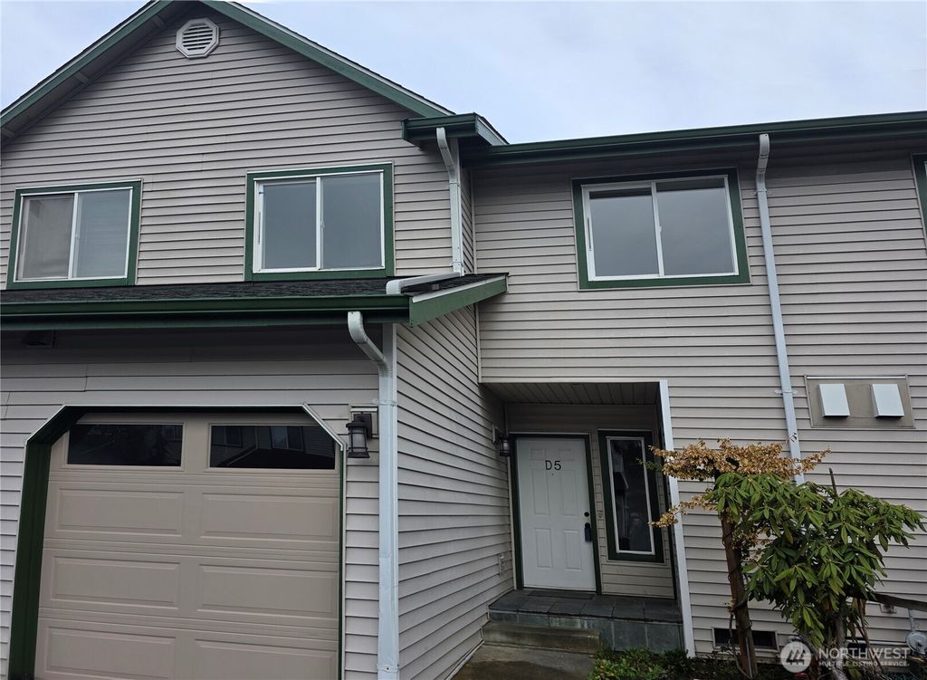 Photo of 15815 Admiralty Way #D5, Lynnwood, WA 98087 (MLS # 2477964)