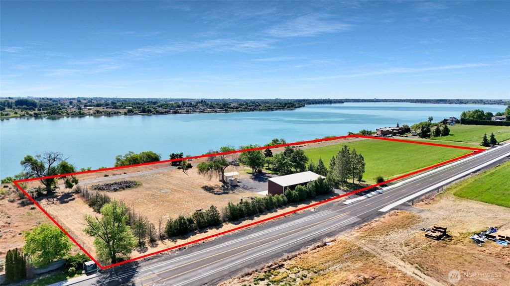 Photo of 3738 Westshore Drive NE, Moses Lake, WA 98837 (MLS # 2529399)