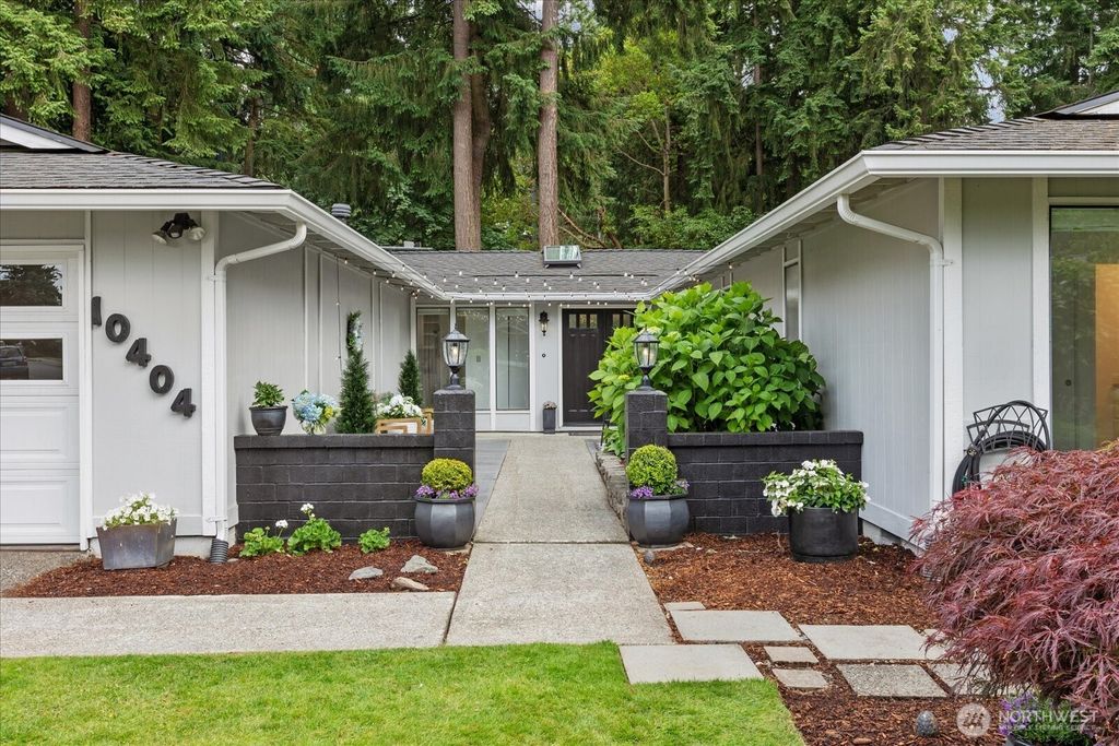 Photo of 10404 165th Place NE, Redmond, WA 98052 (MLS # 2396230)