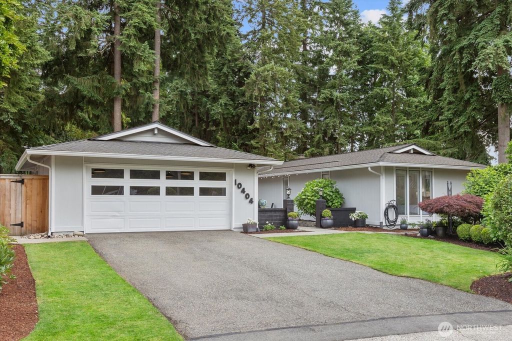 Photo of 10404 165th Place NE, Redmond, WA 98052 (MLS # 2396230)