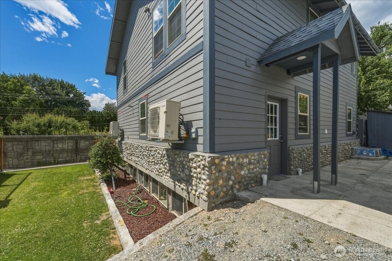 330 W Highland Avenue