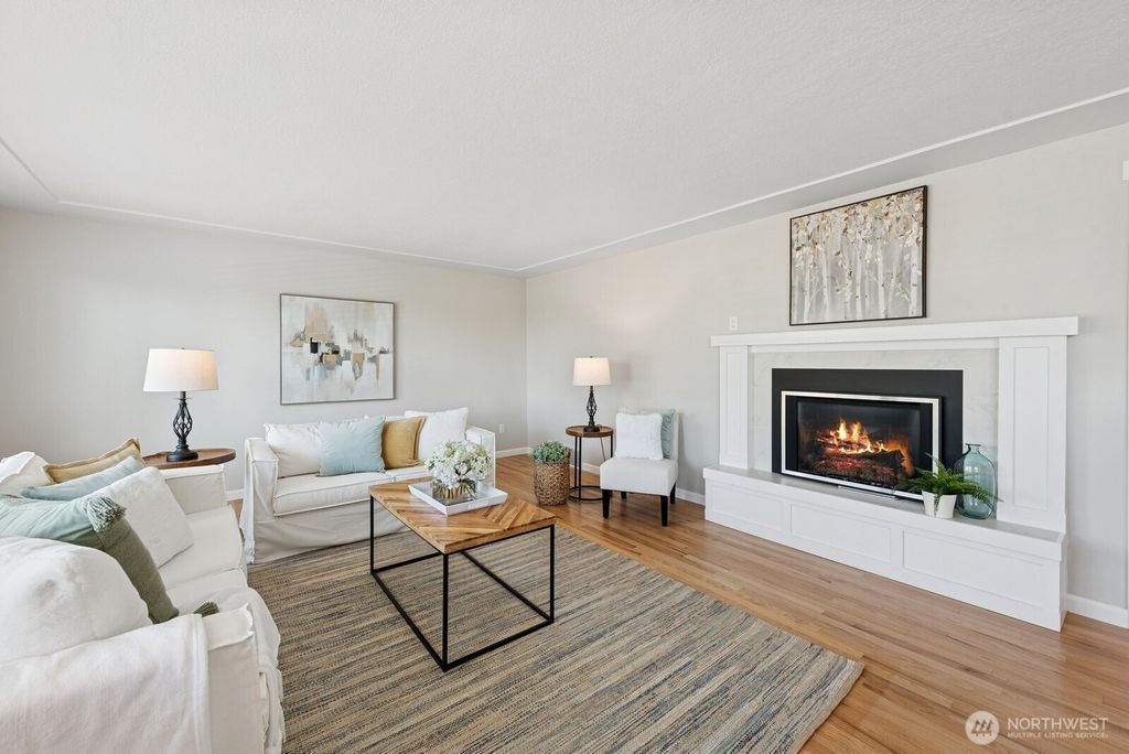 Photo of 918 Daley Street, Edmonds, WA 98020 (MLS # 2409107)
