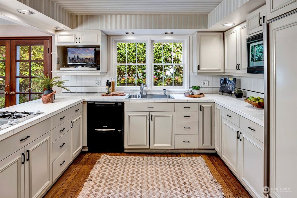 Photo of 8500 SE 82nd Street, Mercer Island, WA 98040 (MLS # 2063898)