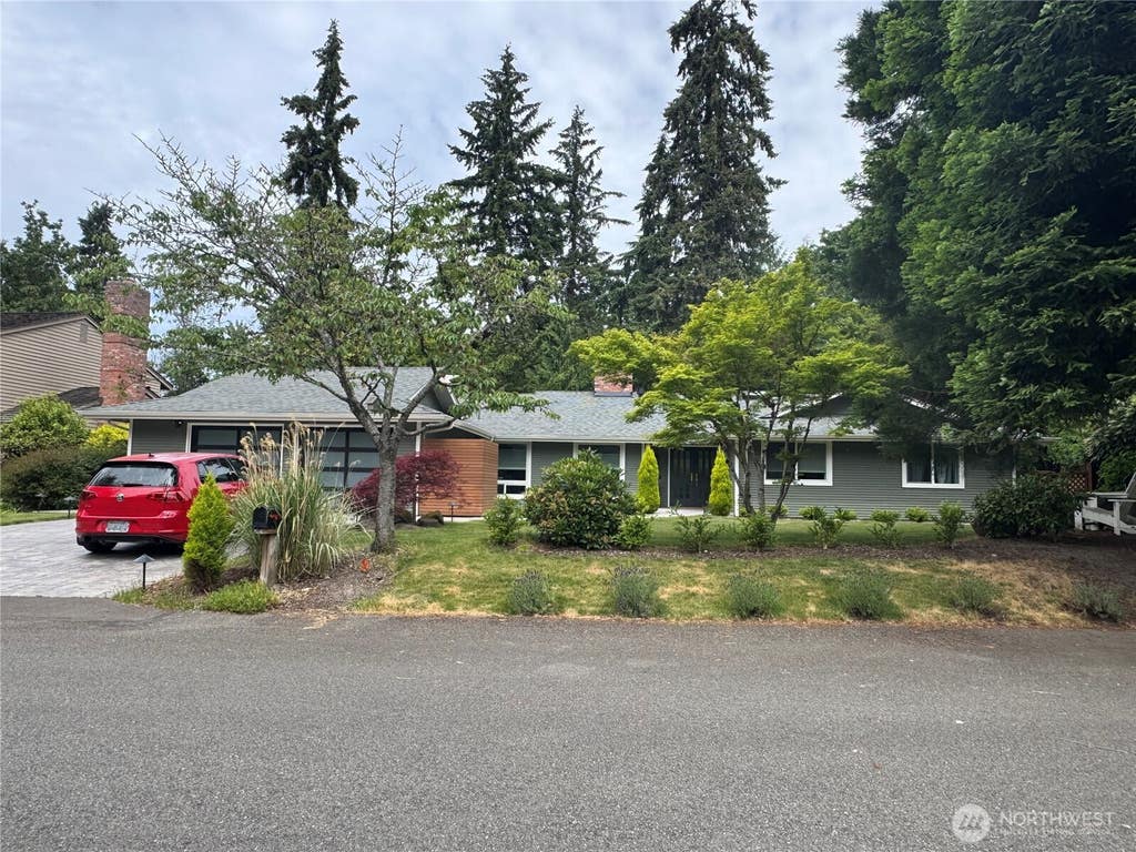 Photo of 8410 SE 61st Street, Mercer Island, WA 98040 (MLS # 2534705)
