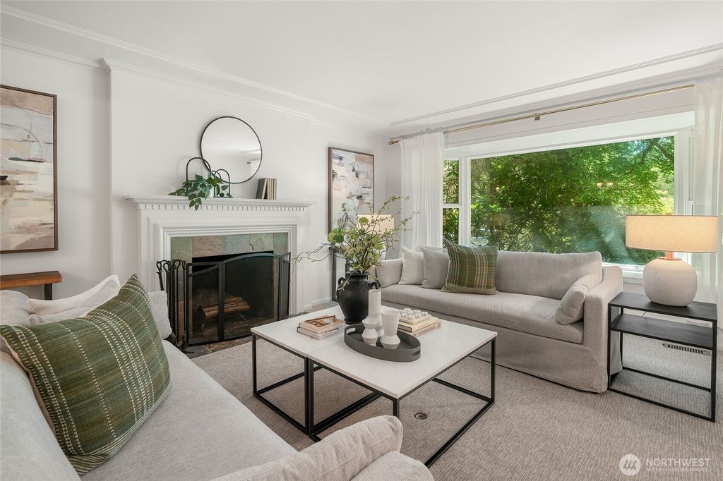 Photo of 24247 NE 5th Place, Sammamish, WA 98074 (MLS # 2389476)