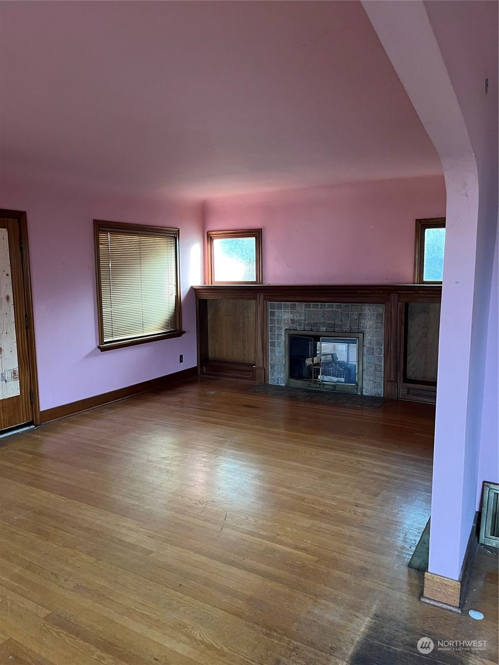 Photo of 915 W Lee Street, Seattle, WA 98119 (MLS # 2029418)