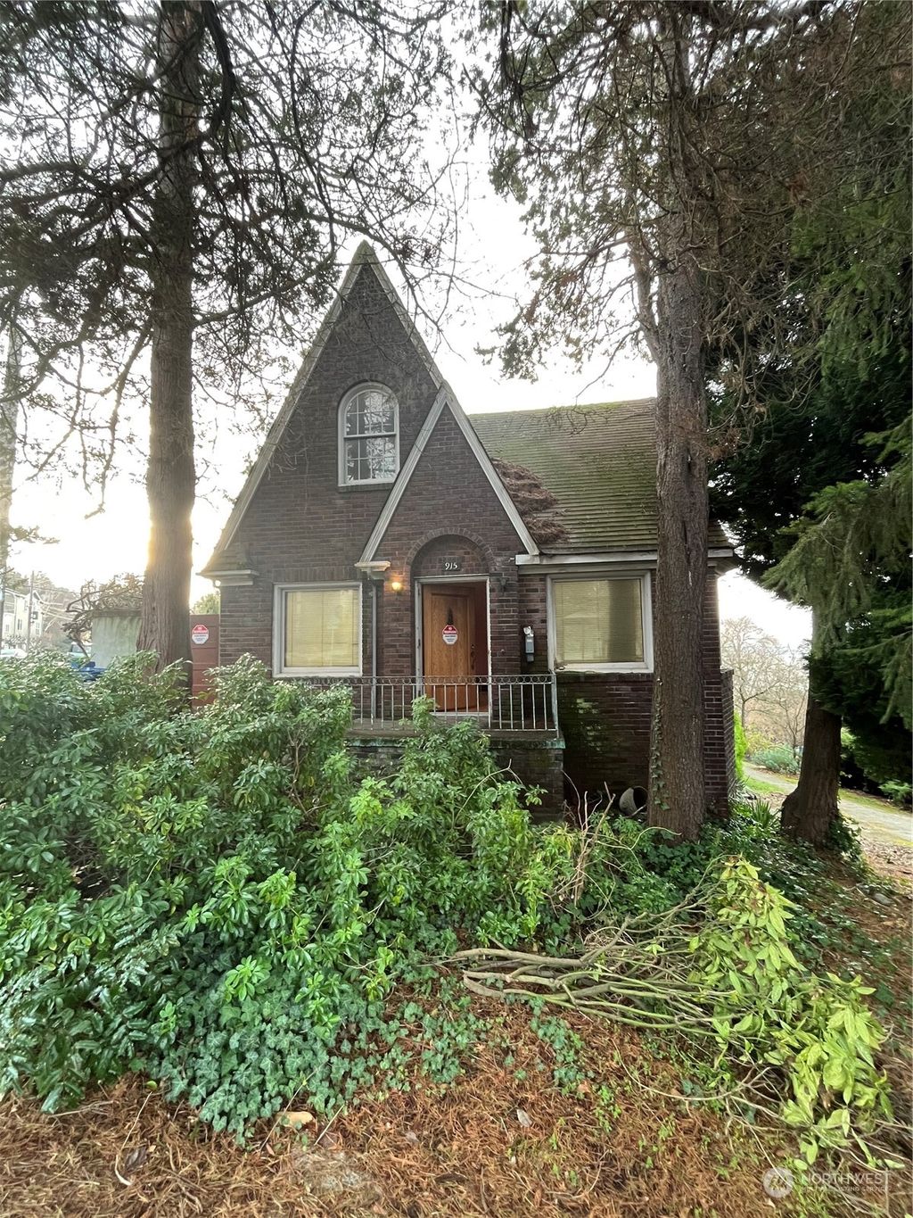 Photo of 915 W Lee Street, Seattle, WA 98119 (MLS # 2029418)