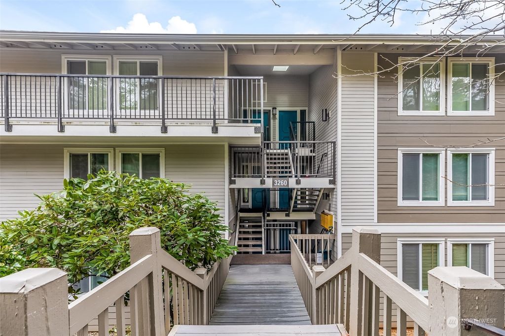 Photo of 3260 80th Avenue SE #4, Mercer Island, WA 98040 (MLS # 2043398)