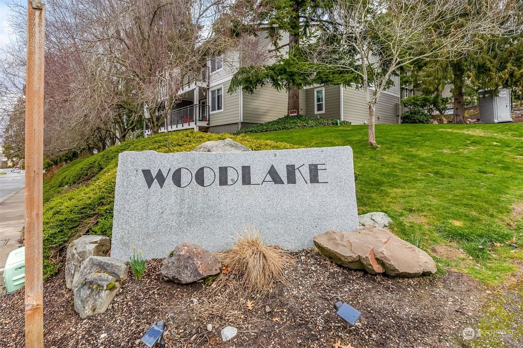 Photo of 3260 80th Avenue SE #4, Mercer Island, WA 98040 (MLS # 2043398)