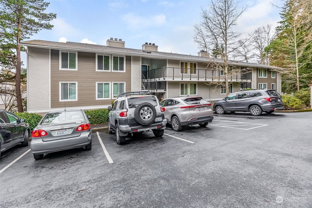 Photo of 3260 80th Avenue SE #4, Mercer Island, WA 98040 (MLS # 2043398)