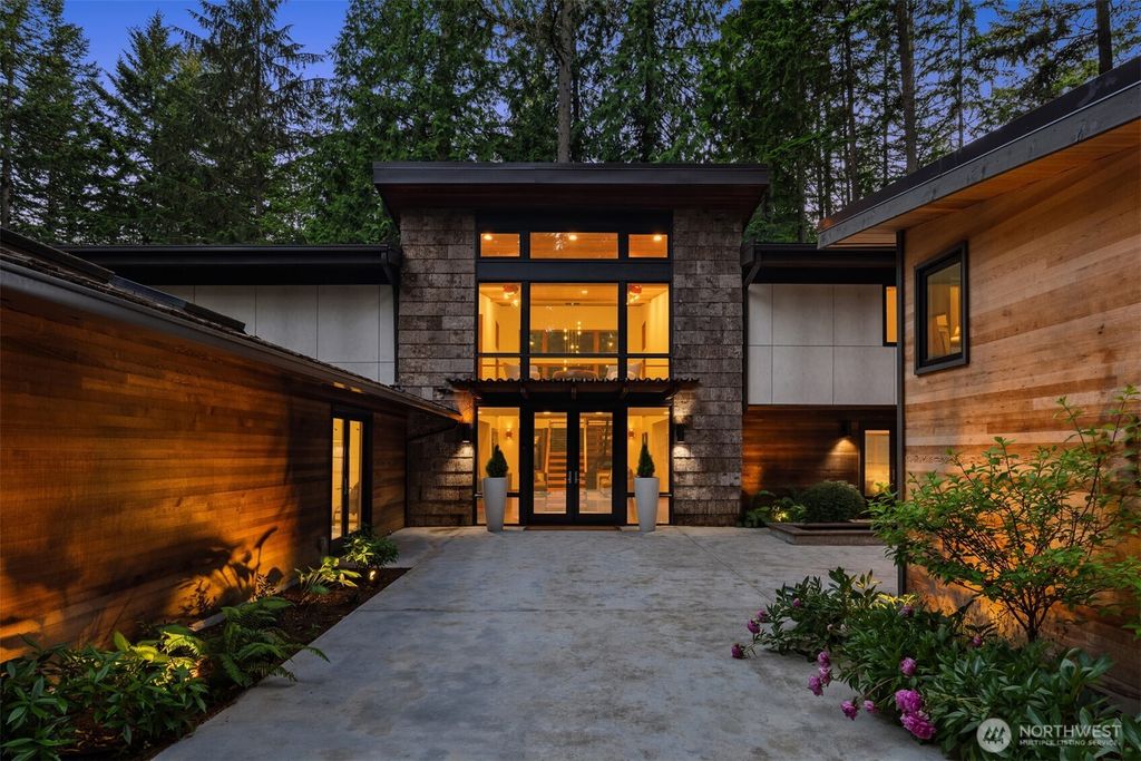 Photo of 12741 NE 39th Street, Bellevue, WA 98005 (MLS # 2425590)