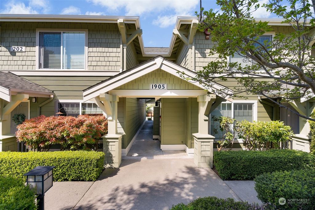 Photo of 1905 24th Avenue NE #201, Issaquah, WA 98029 (MLS # 2063218)