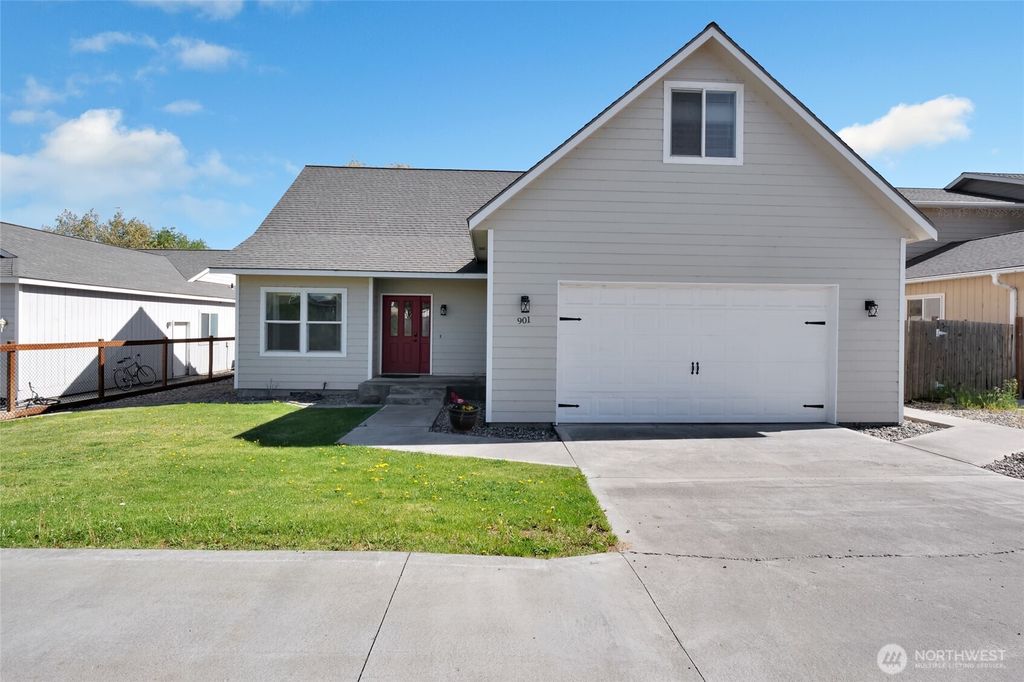 Photo of 901 W Windrose Drive, Moses Lake, WA 98837 (MLS # 2507724)
