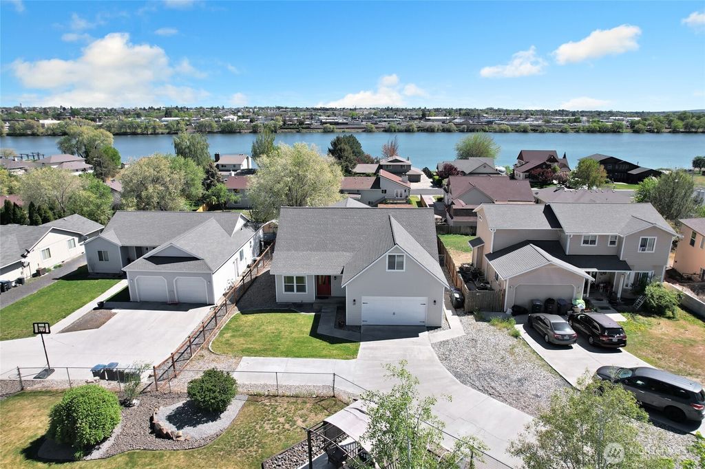 Photo of 901 W Windrose Drive, Moses Lake, WA 98837 (MLS # 2507724)