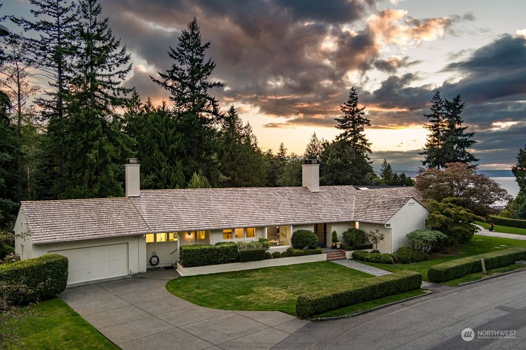 Photo of 524 Sharon Crest Crst, Everett, WA 98201 (MLS # 2157157)