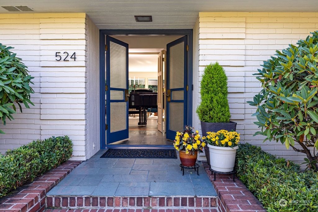 Photo of 524 Sharon Crest Crst, Everett, WA 98201 (MLS # 2157157)