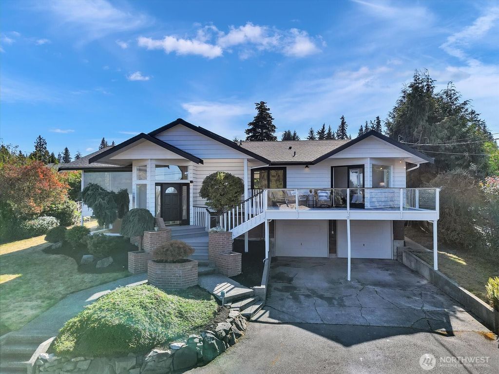 Photo of 2520 51st Street SW, Everett, WA 98203 (MLS # 2434598)