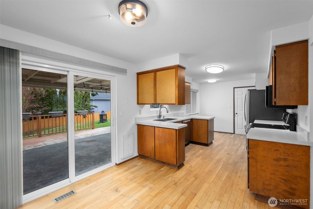 Photo of 11815 SE 206th Street, Kent, WA 98031 (MLS # 2502742)