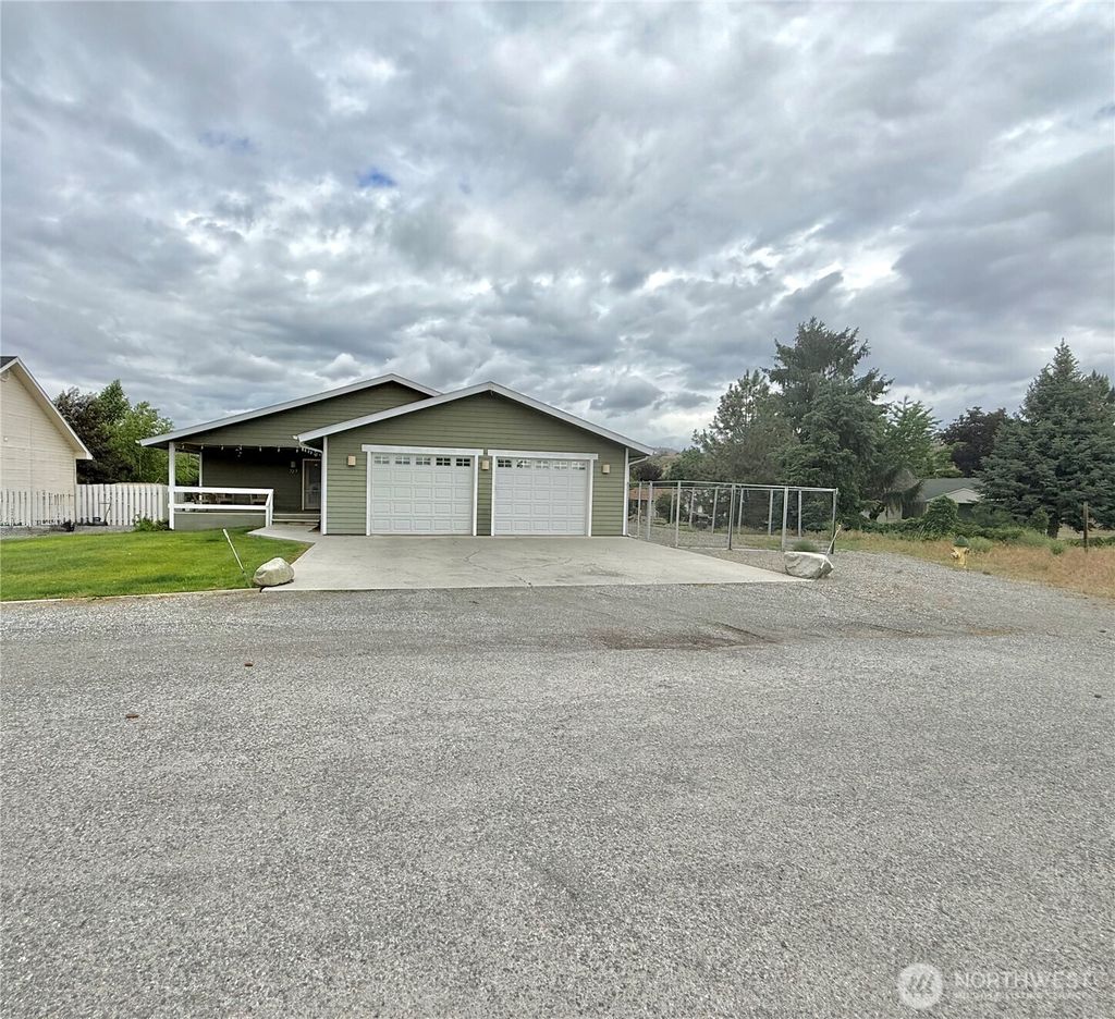 Photo of 727 Kenwood Street, Omak, WA 98841 (MLS # 2531513)