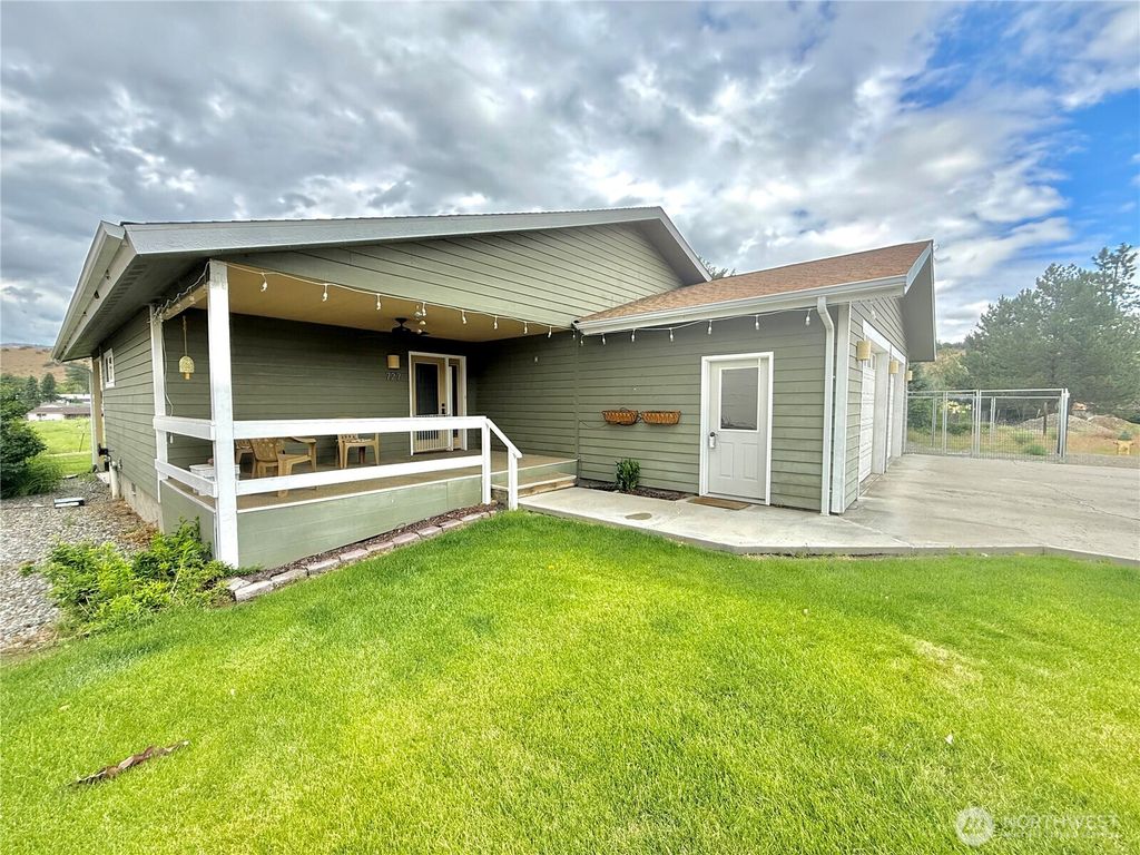Photo of 727 Kenwood Street, Omak, WA 98841 (MLS # 2531513)
