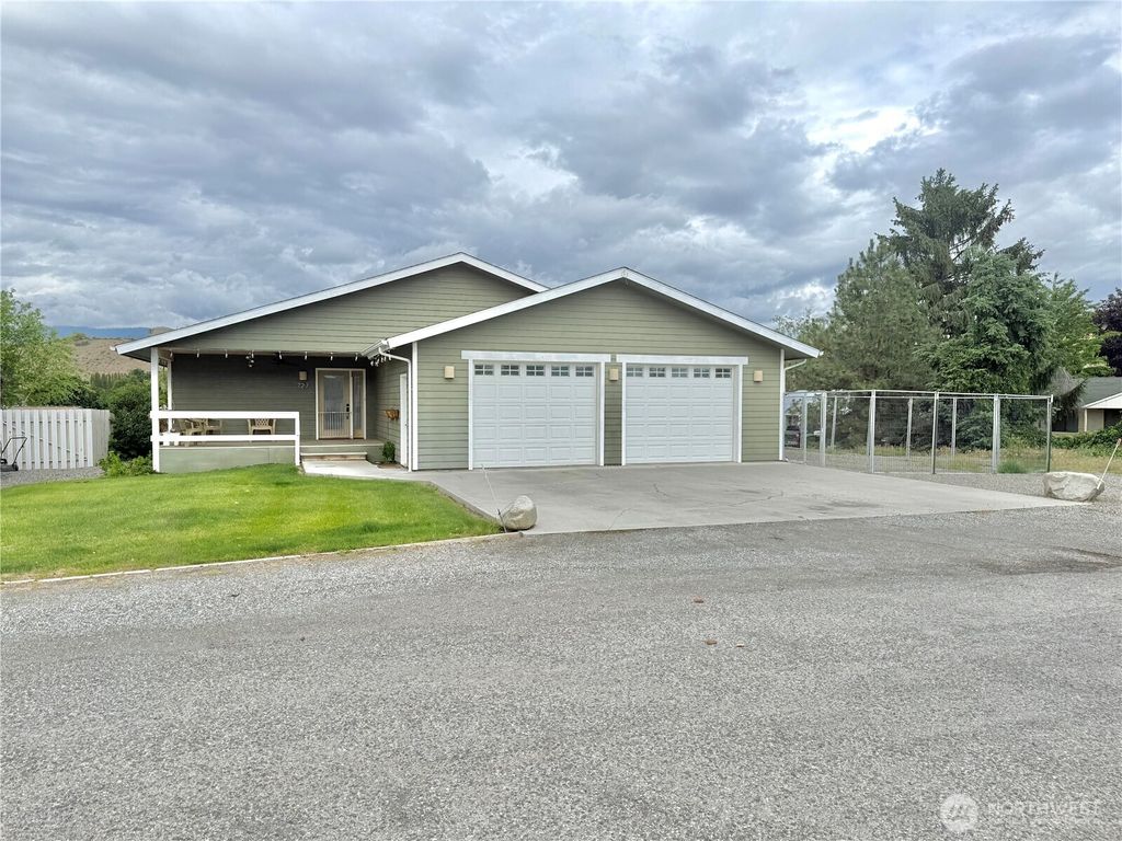 Photo of 727 Kenwood Street, Omak, WA 98841 (MLS # 2531513)
