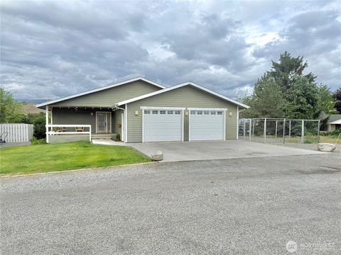 Photo of 727 Kenwood Street, Omak, WA 98841 (MLS # 2531513)