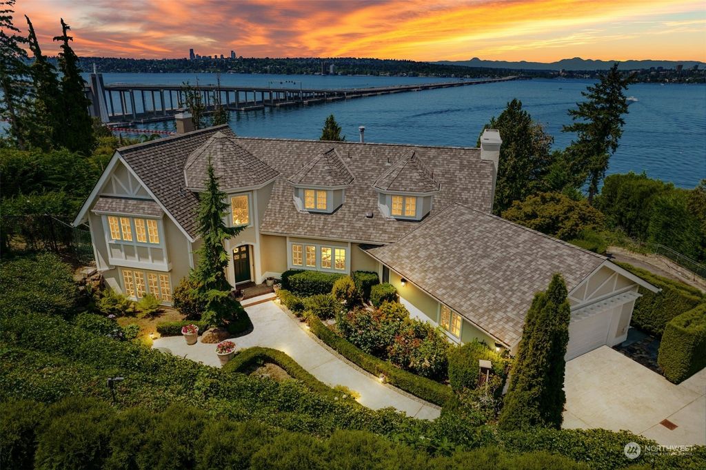 Photo of 3313 Evergreen Point Road, Medina, WA 98039 (MLS # 2149399)