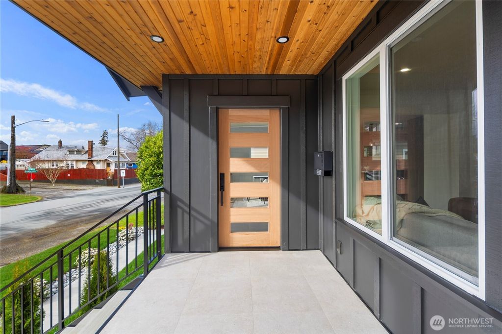 Photo of 5520 Brooklyn Avenue NE, Seattle, WA 98105 (MLS # 2528197)