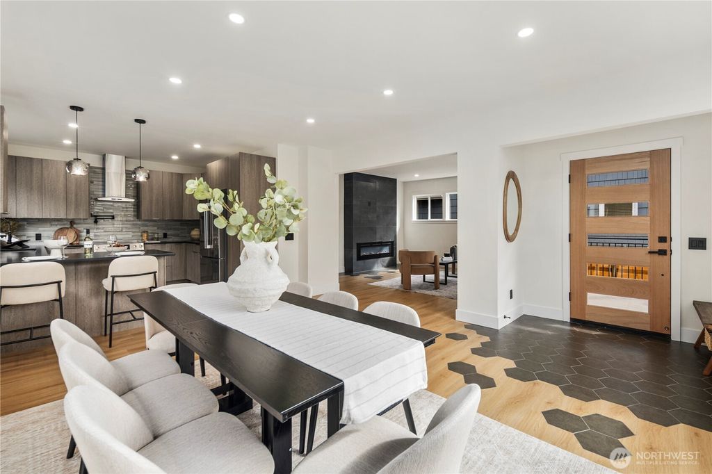 Photo of 5520 Brooklyn Avenue NE, Seattle, WA 98105 (MLS # 2528197)