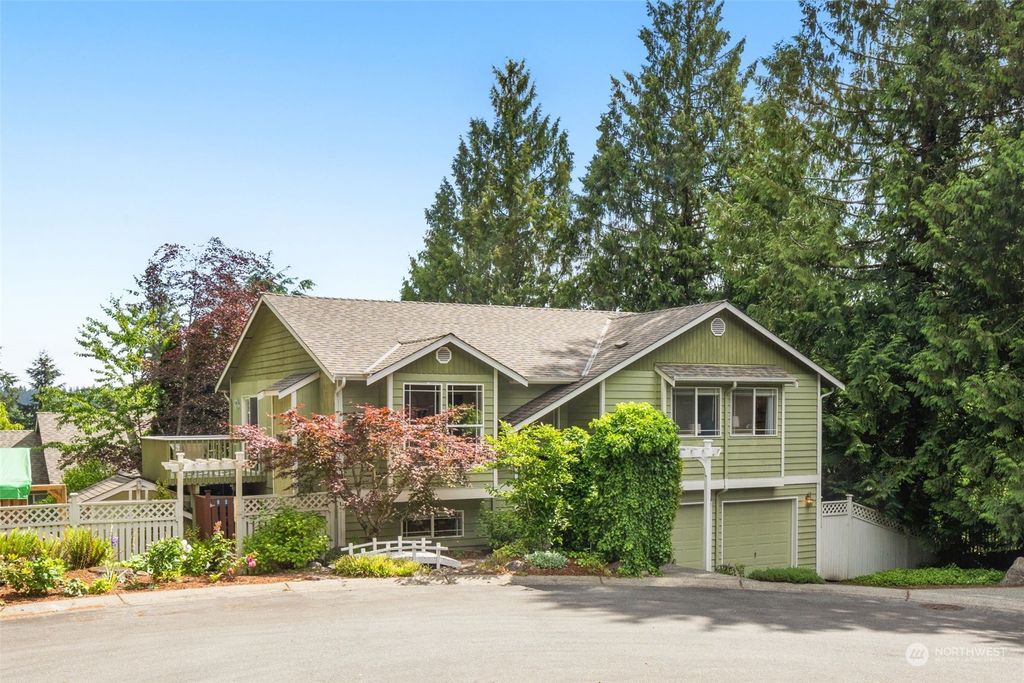 Photo of 2423 NE 180th Court, Shoreline, WA 98155 (MLS # 2248719)