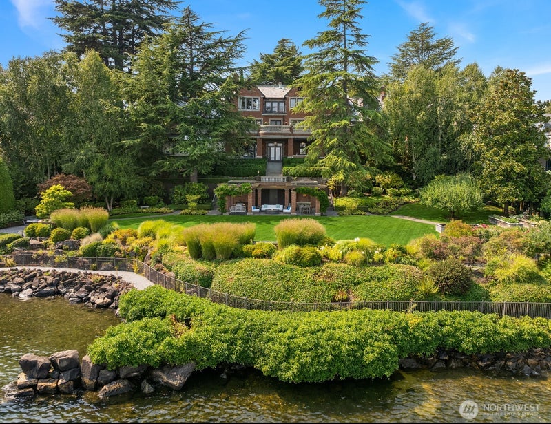 3038 E Laurelhurst Drive NE